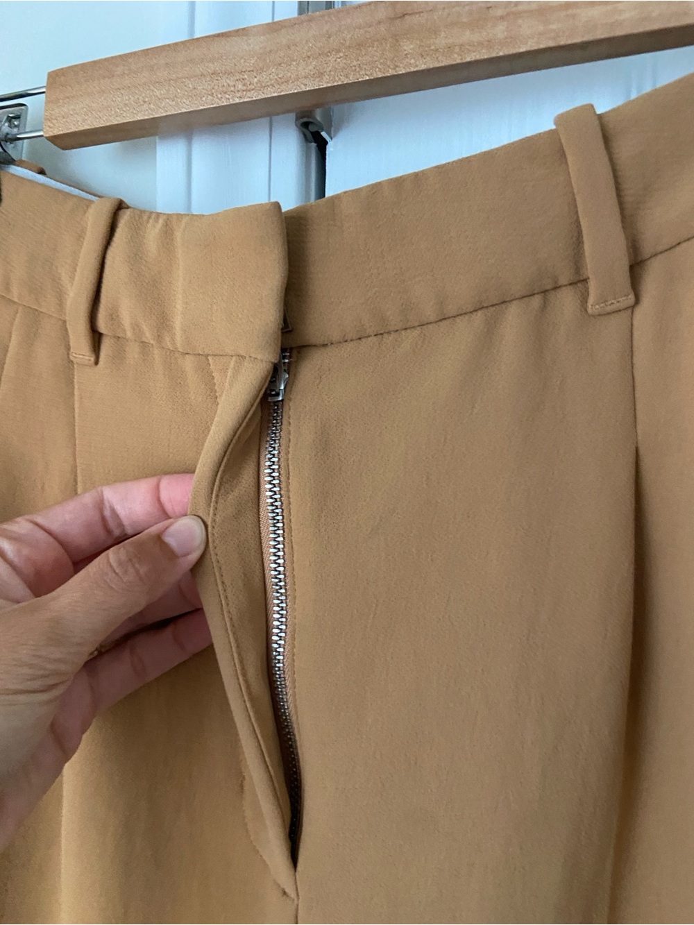 Aritzia Wilfred Effortless Wide Leg Trousers Camel Color Size 6, 28.5 Inches - Picture 3 of 6